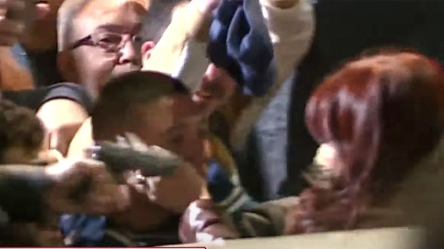 (((video))) Atentado fallido contra Cristina: un hombre le disparó con un arma